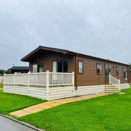 Rowan Lodge With Hot Tub Malton Exterior photo